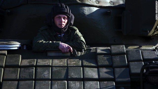 Binh sĩ Nga ngồi trong một chiếc xe tăng tại nhà ga xe lửa Ostryakovo, cách không xa Simferopol vào ngày 31/3/2014.