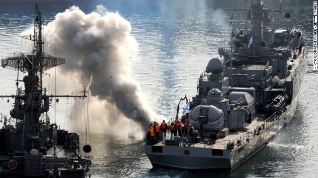Thủy thủ Nga đứng trên boong tàu hộ tống Suzdalets trong vịnh Sevastopol vào ngày 25.3.2014
