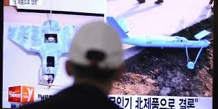 Một người dân Hàn Quốc theo dõi bản tin về việc UAV Triều Tiên rơi trên lãnh thổ Nam Hàn với những bức ảnh chụp dinh Tổng thống, động thái đặt dấu hỏi về hệ thống bảo mật an ninh của Seoul.