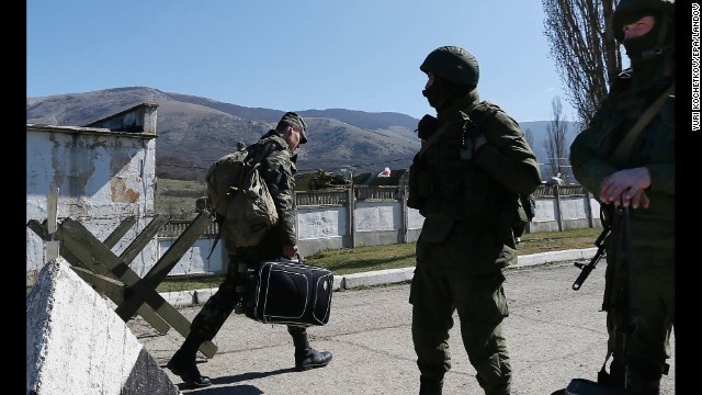 Binh sĩ Ukraine rời căn cứ tại Crimea sau khi quân đội Nga nắm quyền kiểm soát.