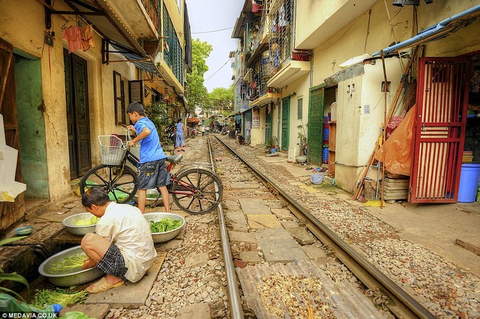 Người dân thủ đô Hà Nội sinh hoạt sát đường tàu.