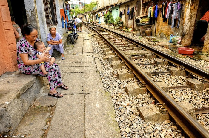 Những ngôi nhà mọc san sát trên đường ray ở trung tâm Hà Nội.