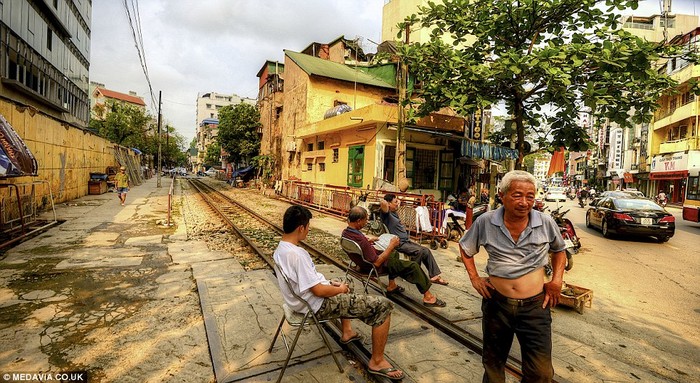 Nhiếp ảnh gia Ấn Độ cho biết, những người cao tuổi thường thích ngồi hóng gió cả ngày trên đường tàu.