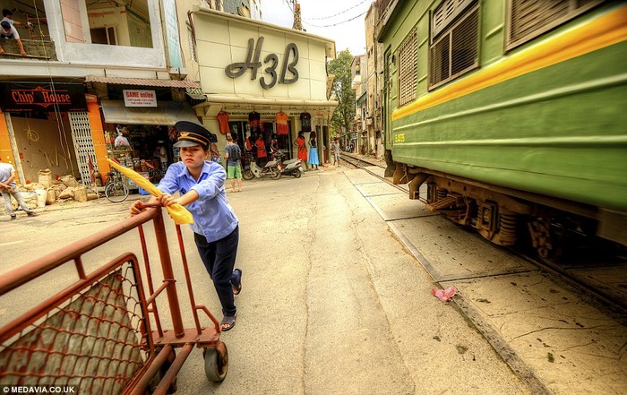 Khoảng 2% số người tử vong vì tai nạn giao thông ở Việt Nam có liên quan tới đường sắt.