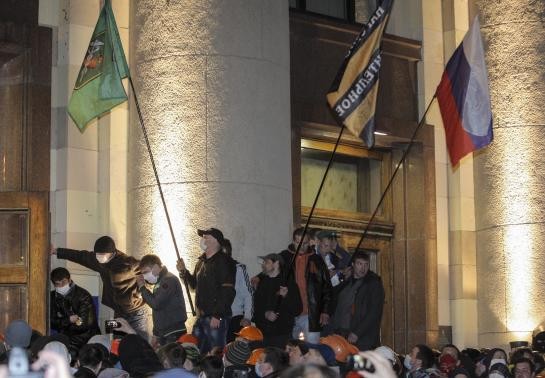 Người biểu tình ủng hộ Nga chiếm trụ sở chính quyền Kharkiv.