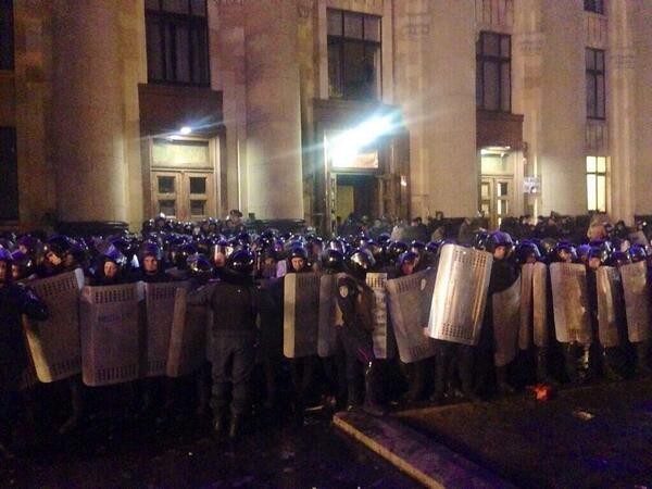 Cảnh sát lập hàng rào an ninh ngăn chặn người biểu tình chiếm trụ sở chính quyền Kharkiv.