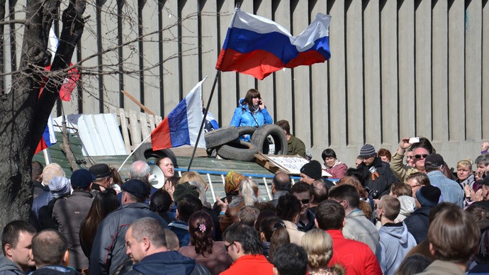 Người biểu tình lập rào chắn bên ngoài trụ sở chính quyền ở Luhansk.