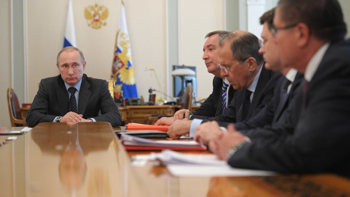 Tổng thống Vladimir Putin trong cuộc họp với các quan chức chính phủ cấp cao hôm 9/4.