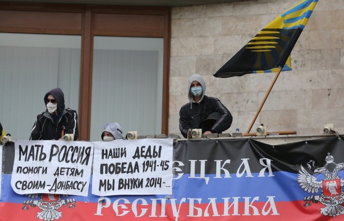 Người biểu tình ủng hộ Nga tại trụ sở chính quyền thành phố Donetsk.