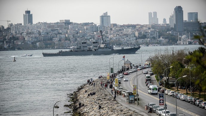 Tàu USS Donald-Cook đi qua Bosphorus in Istanbul, Thổ Nhĩ Kỳ hôm 10/4.