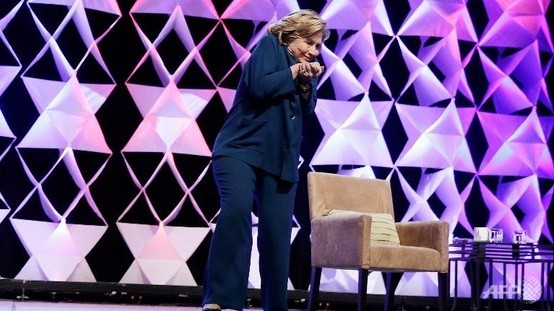Bà Clinton nghiêng người tránh cú tấn công bất ngờ.