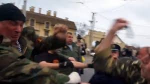 Ẩu đả tại Odessa giữa những người biểu tình ủng hộ và phản đối chính phủ Kiev mới.