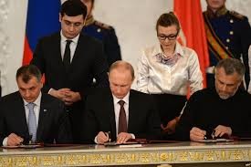 Tổng thống Nga Vladimir Putin (giữa) và các nhà lãnh đạo Crimea, Sevastopol ký hiệp ước sáp nhập hai khu vực này vào Liên bang