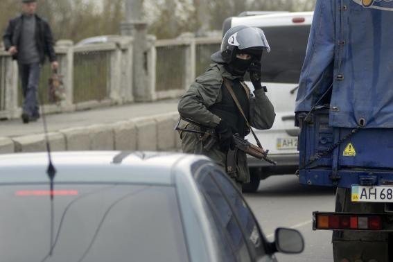 Người đàn ông vũ trang tại một trạm kiểm soát ở Slaviansk ngày 12/4.
