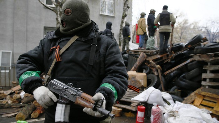 Đội quân mặt nạ có vũ trang trấn giữ bên ngoài tòa nhà trụ sở cảnh sát Slavyansk miền Đông Ukraine.