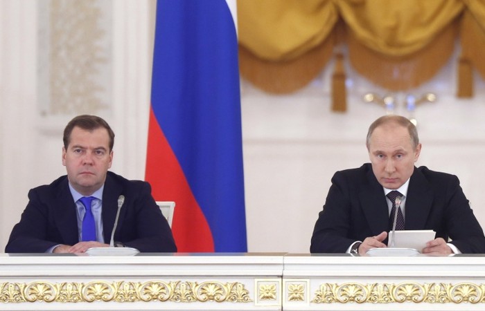 Tổng thống Vladimir Putin (phải) và Thủ tướng Dmitry Medvedev