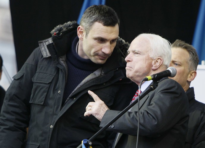 Thượng nghị sĩ John McCain nói chuyện với võ sĩ quyền anh Ukraine Vitaly Klitschko.