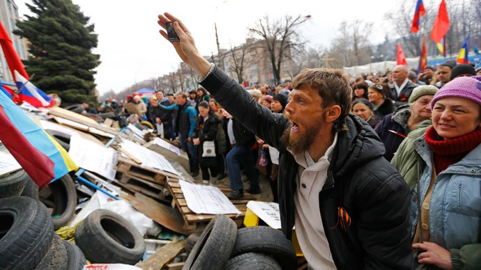 Người biểu tình ủng hộ Nga tại Luhansk.