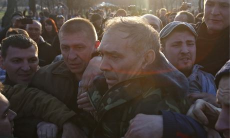 Tướng Vasily Krutov bị đám đông người dân dồn đẩy trong cuộc đối thoại tại sân bay Kramatorsk