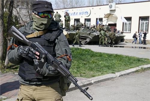 Xe bọc thép Ukraine đầu hàng lực lượng biểu tình đỗ bên ngoài trụ sở hội đồng thị trấn Slaviansk.