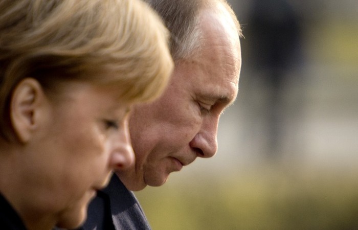 Tổng thống Nga Vladimir Putin nói với Thủ tướng Đức Angela Merkel