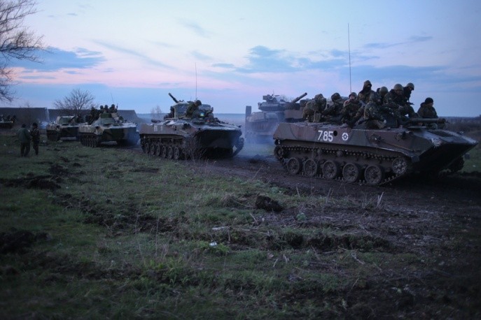 Xe tăng Ukraine di chuyển gần Slaviansk ngày 15.4.