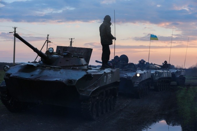 Xe tăng Ukraine di chuyển gần Slaviansk ngày 15.4.