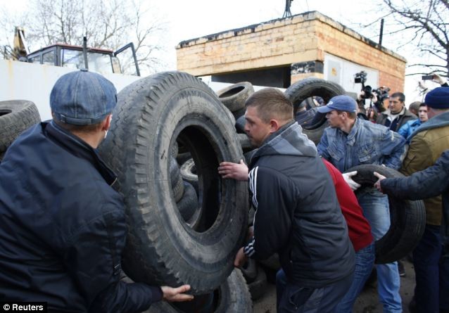 Người biểu tình ủng hộ Nga gia cố rào chắn chống lại chiến dịch an ninh của chính phủ Ukraine.