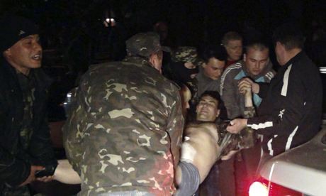 Người biểu tình bị thương trong cuộc đụng độ trước căn cứ quân sự Ukraine ở Mariupol.