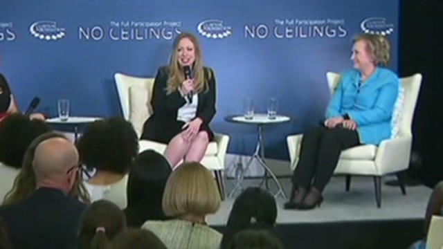 Chelsea Clinton và bà Hillary Clinton tại một sự kiện.