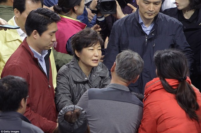 Tổng thống Hàn Quốc hỏi thăm và chia sẻ nỗi đau với gia đình các nạn nhân.