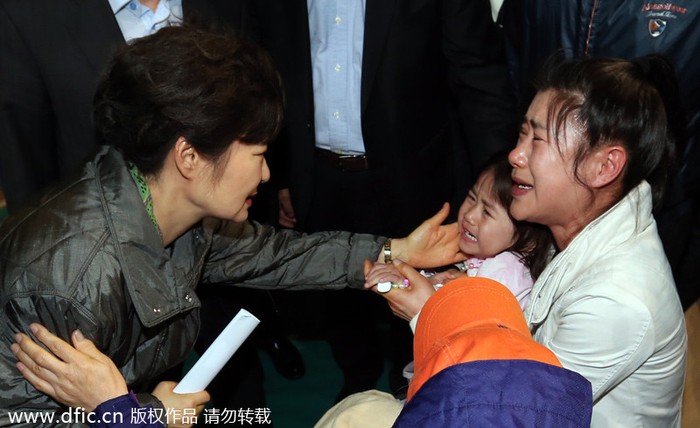 Tổng thống Hàn Quốc Park Geun-hye từ sáng hôm qua đã tới hiện trường đôn đốc các hoạt động tìm kiếm, động viên thăm hỏi gia đình các nạn nhân.
