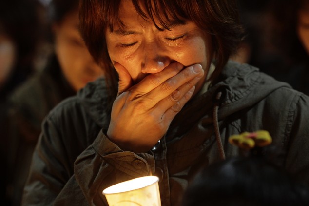 Người Hàn Quốc tổ chức cầu nguyện cho các nạn nhân vụ chìm phà.