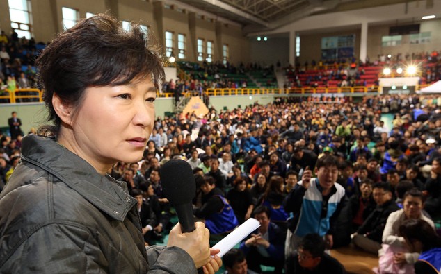 Tổng thống Hàn Quốc trấn an thân nhân các nạn nhân tại trung tâm cứu hộ.