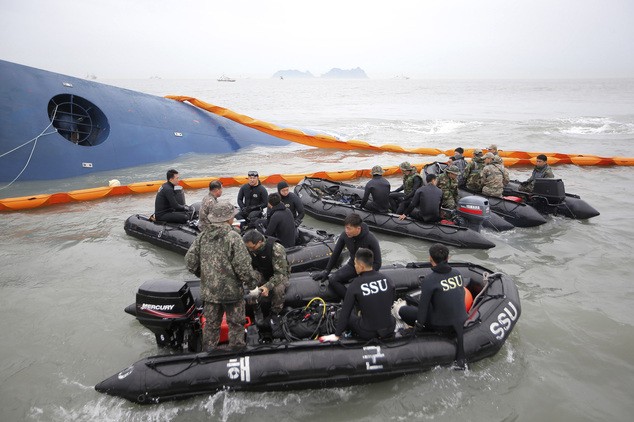 Chính phủ Hàn Quốc đã cam kết sẽ tiếp tục nỗ lực cứu hộ, nhưng thời tiết xấu đang ngăn cản họ.