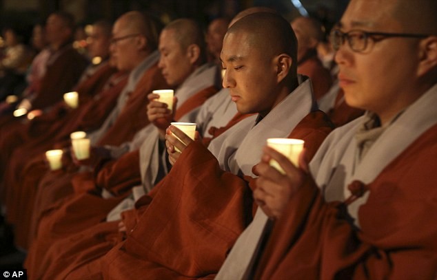 Những nhà sư Hàn Quốc tổ chức cầu nguyện cho các nạn nhân.