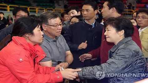 Tổng thống Park Geun Hye tới tận hiện trường chỉ đạo cứu hộ và chia sẻ nỗi đau với thân nhân hành khách.
