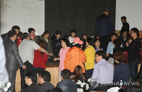 Giáo viên trường Danwon quỳ xin lỗi gia đình các em học sinh.