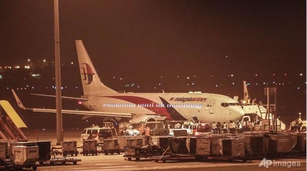 Chuyến bay MH192 đỗ tại sân bay quốc tế Kuala Lumpur sau khi phải quay lại vì sự cố nổ lốp.