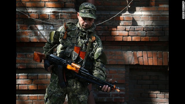 Một tay súng mặc quân phục xanh lá cây không mang phù hiệu ở Slaviansk ngày 21/4.