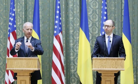 Phó Tổng thống Mỹ Joe Biden (trái) và Thủ tướng tạm quyền Ukraine Arseny Yatseniuk tại cuộc họp báo ở Kiev hôm 22/4.