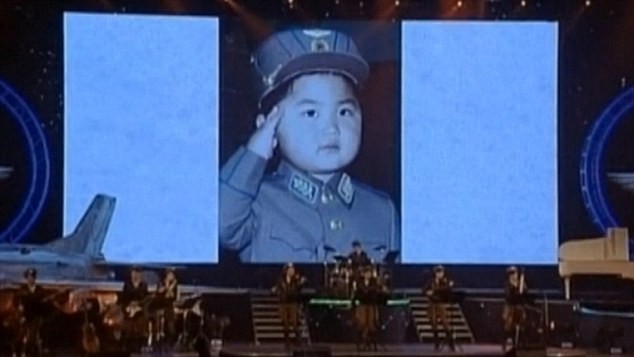 Một trong các bức ảnh chụp Kim Jong-un khi còn nhỏ được chiếu trong buổi hòa nhạc.
