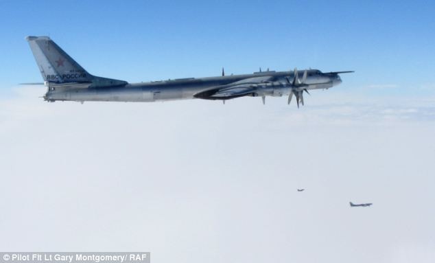 Máy bay Nga vẫn di chuyển ở không phận quốc tế dưới sự giám sát của RAF Typhoon