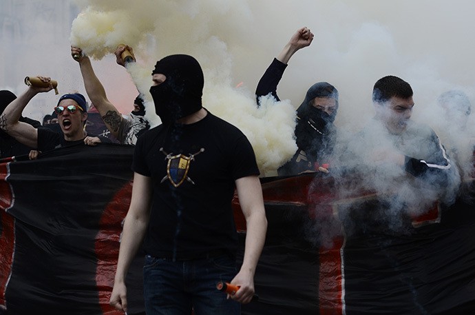 Đám đông hâm mộ bóng đá đeo mặt nạ tấn công người ủng hộ ly khai.
