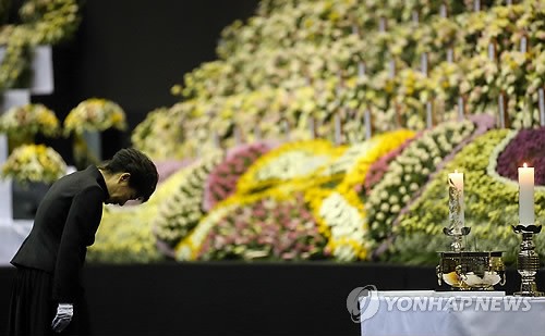 Tổng thống Hàn Quốc tưởng niệm các nạn nhân của thảm họa chìm phà Sewol.