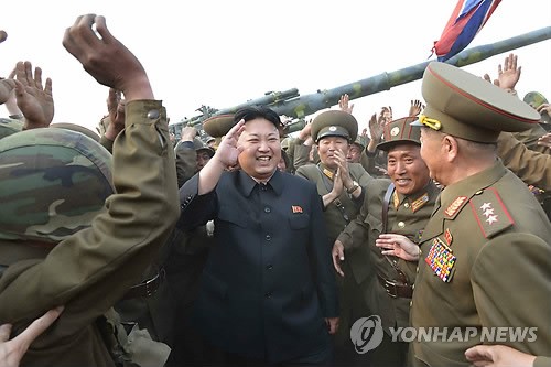 Ảnh nhà lãnh đạo Triều Tiên Kim Jong-un thăm một đơn vị pháo binh gần biên giới do KCNA công bố hôm 27/4.