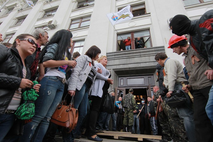 Người biểu tình chiếm tòa nhà chính quyền tại Luhansk.