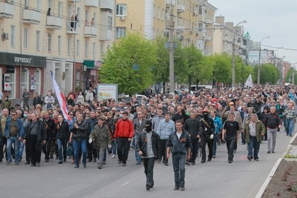 Người biểu tình ly khai tiến tới trụ sở Bộ nội vụ ở Luhansk.