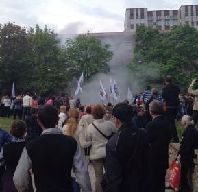 Người biểu tình ly khai tấn công văn phòng công tố viên tại Donetsk hôm 1/5.