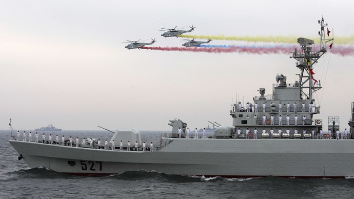 Trực thăng bay trên tàu Lạc Dương, lớp Jiangwei II của Hải quân Trung Quốc.